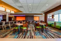 Fairfield Inn & Suites Pecos - parking