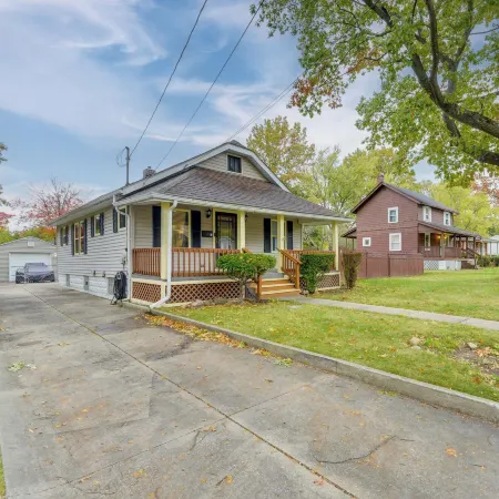 1 Mi to Akron Zoo: Ranch-style Home w/ Yard!