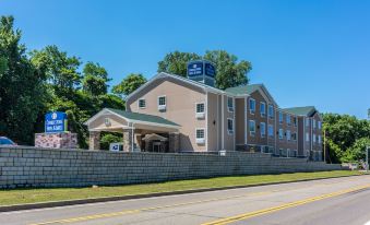 a comfort inn hotel with a blue and white color scheme , located on the side of a road at Cobblestone Hotel & Suites - Erie