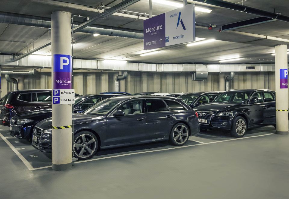 머큐어 암스테르담 호텔의 세련된 객실 내부