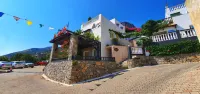 One Private Studio with Stunning Full Sea View, Shared Pool and AC  호텔