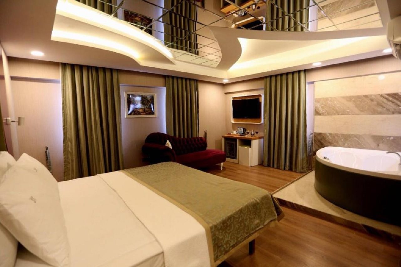 Life Corner Hotel