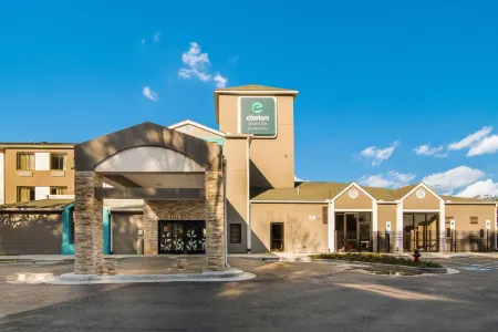 Clarion Pointe Wake Forest – Raleigh North Отели рядом с достопримечательностью «Page 158 Books»