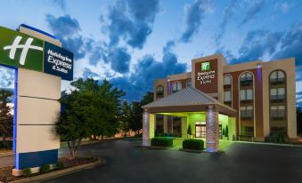 Holiday Inn Express & Suites Bentonville