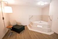 Holiday Inn Express & Suites HINTON by IHG - baignoire