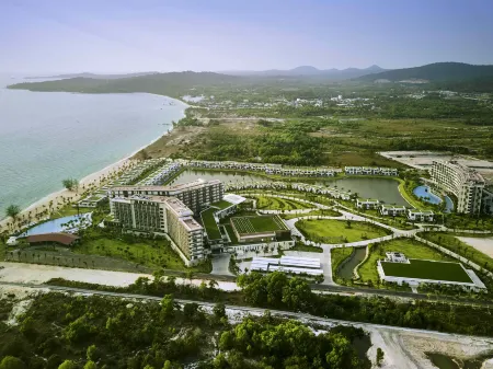 Movenpick Resort Waverly Phu Quoc Отели рядом с достопримечательностью «Chinh Toa Dalat»