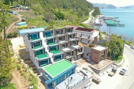 Tongyeong Sea and See Pension (Newly Built) Отели рядом с достопримечательностью «Skyline Luge Tongyeong»