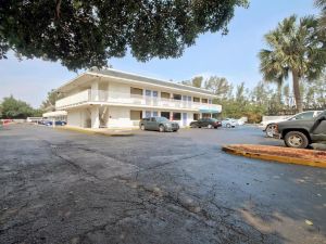 Travelodge by Wyndham Pompano Beach