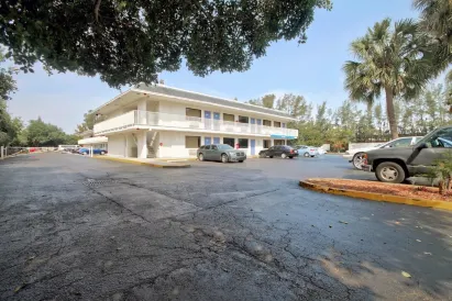 Travelodge by Wyndham Pompano Beach