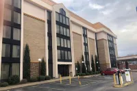 AmericInn by Wyndham Memphis East - Bãi đậu xe