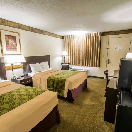 Econo Lodge Отели рядом с достопримечательностью «Метрополитан Парк»