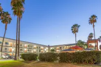 Super 8 by Wyndham Bakersfield/Central - balcony