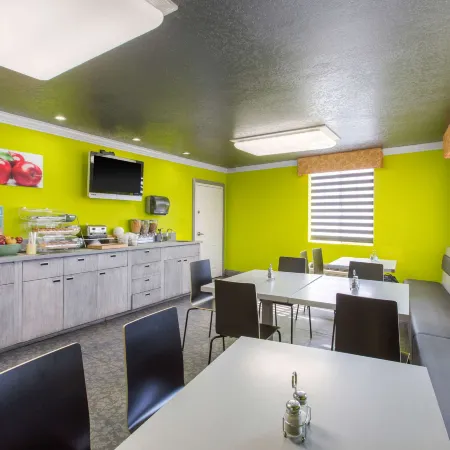 Quality Inn Near Hollywood Walk of Fame Отели рядом с достопримечательностью «Клуб «Академия магических искусств» в замке Magic Castle»