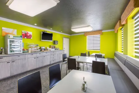 Quality Inn Near Hollywood Walk of Fame Отели рядом с достопримечательностью «Macy's 4th of July Fireworks»