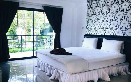 B.M.P Resort Отели рядом с достопримечательностью «Khao Lak Beach»