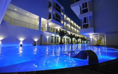 屋外プール アストリア カレントの写真