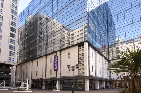 Premier Inn Cardiff City Centre (Queen Street) Отели рядом с достопримечательностью «Cathays Park»