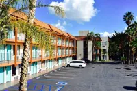 Days Inn by Wyndham Anaheim Near the Park - parking