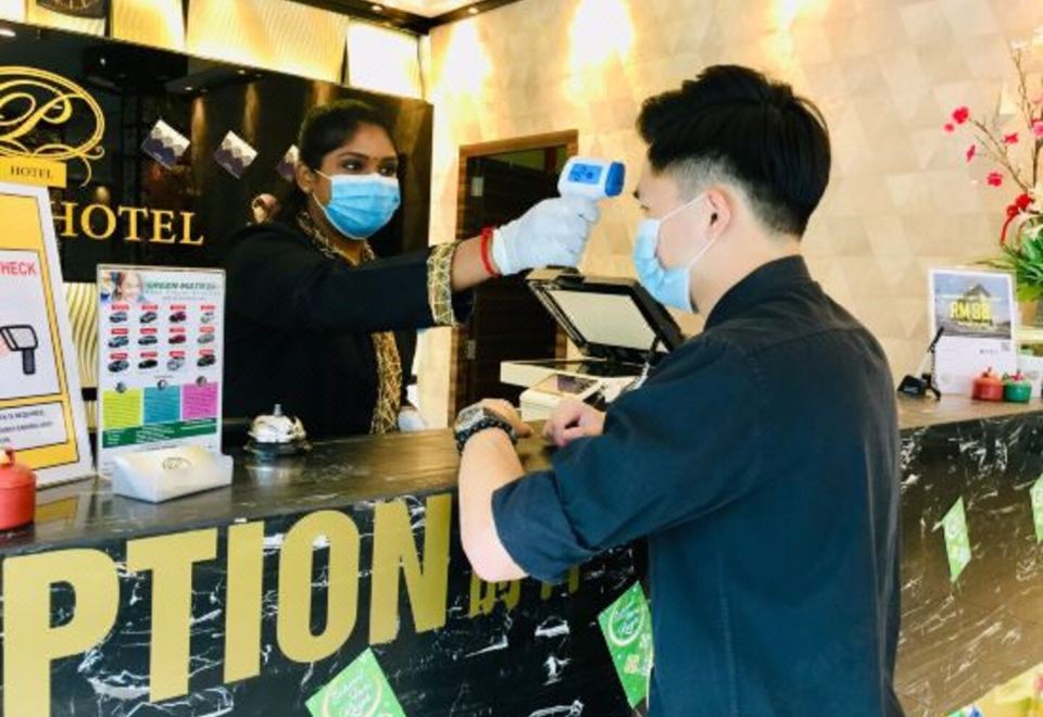 퍼스 호텔 객실 내부의 깔끔한 디자인