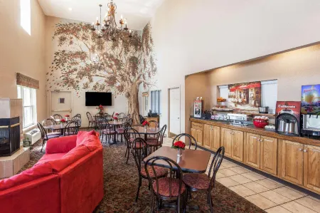 Ramada by Wyndham Sellersburg/Louisville North Отели в г. Кларк