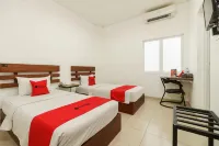 RedDoorz Syariah near Jembatan Siti Nurbaya Padang - Pensions