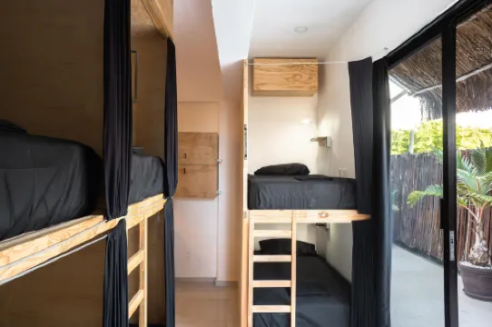 Maui Hostel - Adults Only