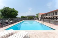 Super 8 by Wyndham Fredericksburg - Pool