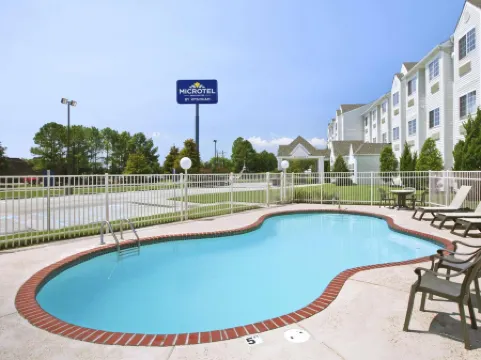 Microtel Inn & Suites by Wyndham Baton Rouge Отели рядом с достопримечательностью «Брекс Блубоннет Суомп Нейчер Сентер»