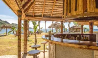 Barefoot Kuata Island Resort - bar