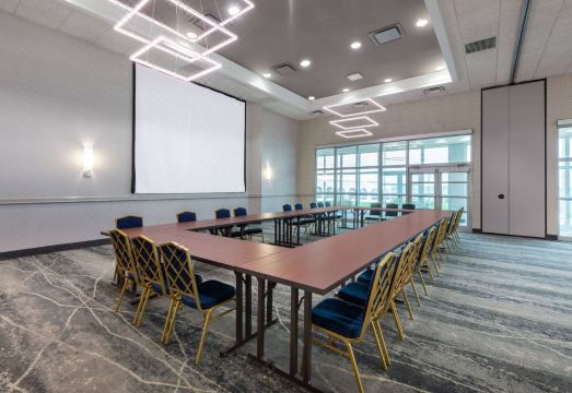 41 레이크프런트 호텔의 모던한 로비