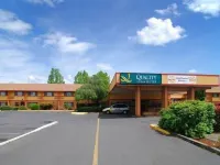 Quality Inn & Suites Medford Airport Hotel di Medford