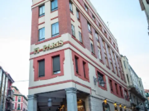 Hostal Paris Hotels near National Museum of Sculpture