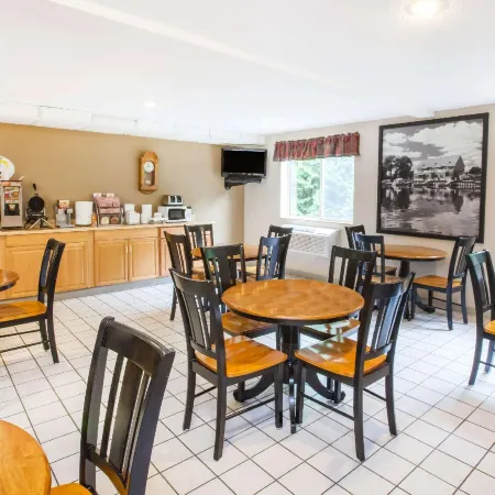 Super 8 by Wyndham West Branch