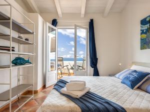 Attic Sea-watch Castelsardo, Fully Conditioned for 6 People on the Beach