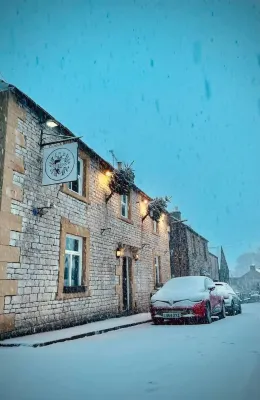 Cosy Apartment above Village Pub Hotels in Taddington