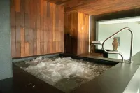 Quartz Hotel & Spa - Bathtub