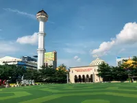 Deluxe & Well Appointed 2Br at El Royale Apartment Hotels in Sumurbandung