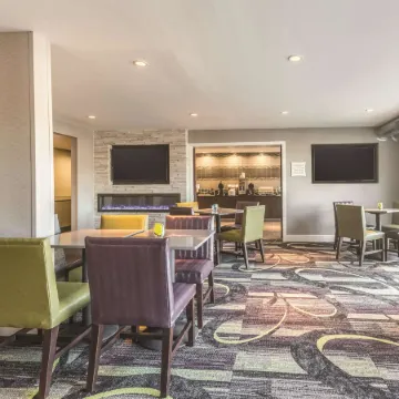 La Quinta Inn & Suites by Wyndham Atlanta Midtown - Buckhead Отели рядом с достопримечательностью «Станция метро "Бакхед"»