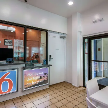 Motel 6 Monterey Park, CA Отели рядом с достопримечательностью «Монтерей Парк Рекреэйшен»