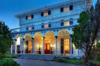 The Hamilton Hoppin House Hotels near Third Beach