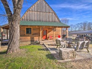 Rustic Hollister Cabin - 5 Mi to Downtown Branson