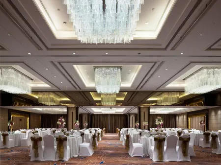 Changchun Oriental Yuehua Hotel Отели рядом с достопримечательностью «Changchun Workers Gymnasium»