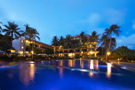 Hon Rom Central Beach Resort Отели рядом с достопримечательностью «Red Sand Dunes»