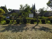 The Osaka House Villa Kota Bunga by Citrus House Cipanas Presidential Palace附近的飯店