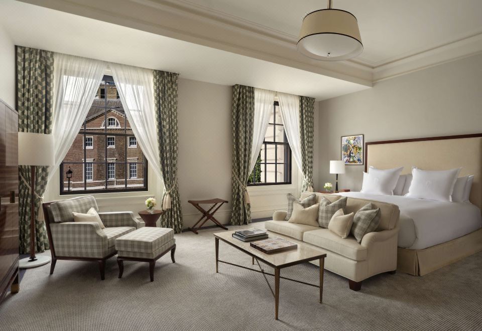 4. 래플스 런던 앳..