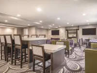 La Quinta Inn & Suites by Wyndham Hartford - Bradley Airport - breakfast
