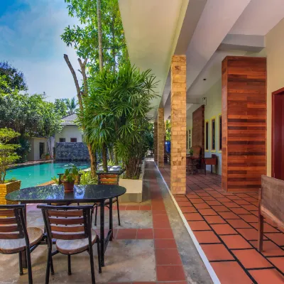 Indra Porak Residence Hotel Hotels near Wat Chowk