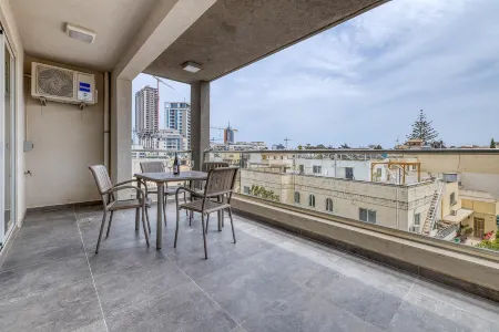 Deluxe 2Br Apartment in Central St Julians