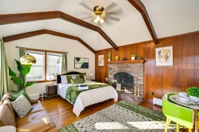 1 Mi to Downtown Salem: Studio w/ Fire Pit Access Hotel di Salem