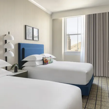 Kimpton HOTEL MONACO SALT LAKE CITY by IHG Отели рядом с достопримечательностью «Конгресс-центр Salt Palace»